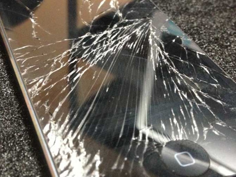 آغاز تعمیر صفحه های شکسته آیفون ۵ از سوی اپل