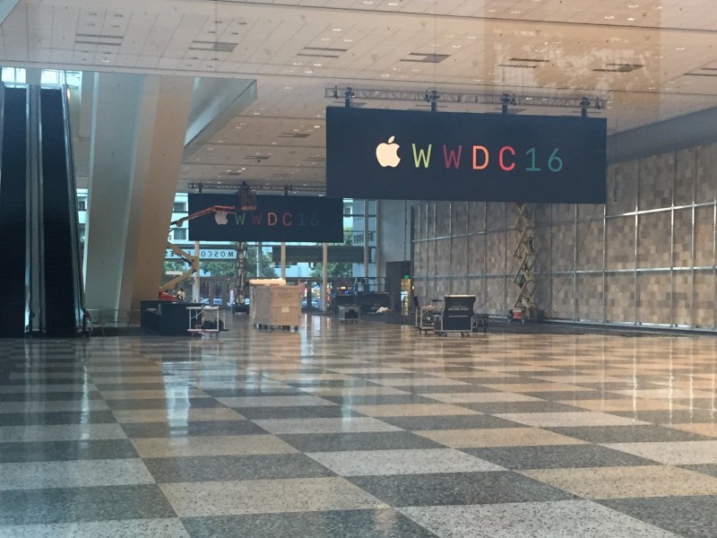 نصب بنرها در سالن WWDC 2016 به پایان رسید
