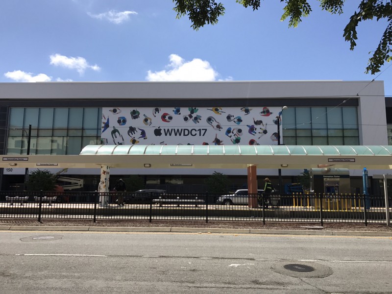 آغاز نصب بنرهای اپل برروی سالن کنفرانس WWDC 2017